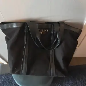 Super fin väska ifrån Victoria’s Secret! Bra skick! 