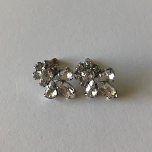 Silvriga diamantörhängen - Örhängena är köpta på Glitter🤍. Passar till vardags men även till fest🤩!(frakt med frimärke ligger på 14kr, billigare frakt)!