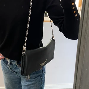 Zadig väska  - Säljer min Zadig&Voltaire väska då den inte kommer till andvändning längre. Köptes i vintras och är i nyskick!! Nypris: 3600kr Säljes för 2300 