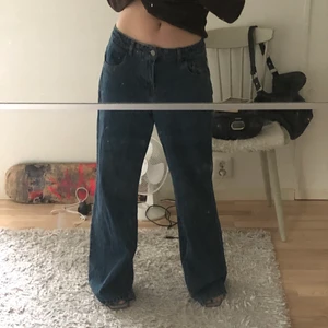 Jeans - Lösa sköna jeans i mörkare blå färg. Köpta på sellpy! Hänger snyggt på midjan/höften, lite långa på mig (164 cm)🥰