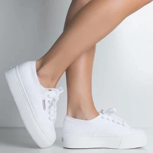 Superga sneakers 37 vita platå - Superga vita tygskor strl 37. Använda typ 2 gånger så är i fint skick! 