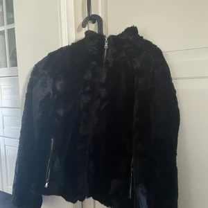 Lurvig jacka - En fin pälsjacka från pull and bear. Fint skick. Strl S
