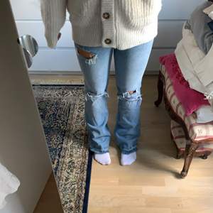 Ljusblåa bootcut jeans med hål 