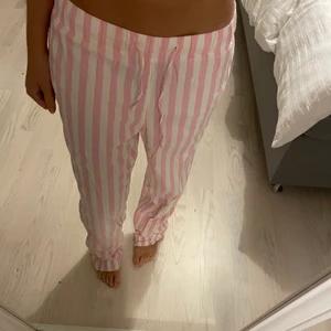 Pyjamasbyxor - Sparsamt använda pyjamasbyxor💕 så söta❤️