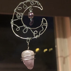 Ametist hänge - Superfint månformat handgjort hänge men en liten ametist som hänger i och en lite större som hänger under månen [kedja: 10kr]