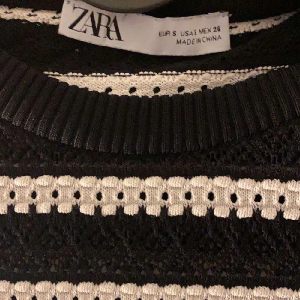 Säljer min jätte fina Zara tröja som jag inte har nån användning till längre. . Tröjor & Koftor.