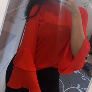 Volangärmad blus - I jättebra skick. Älskar materialet men har tröttnat på plagget. Från Gina tricot.