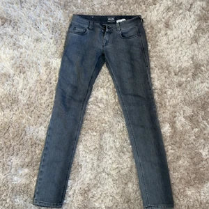 Jean Paul Gaultier jeans - Jean Paul Gaultier Jeans köpta på sellpy för 210kr. Säljes då dem inte passade mig, jag bär normalt S men dessa var mer XS. Dem har en grå färg och snygga detaljer på rumpan. Kan mötas upp i Stockholm/ Sundbyberg, alternativt står köparen för frakten. 