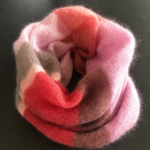 Handgjord stickad Scarf för Kvinnor - Kid mohair och siden funktioner av värme och lätthet.  Siden är en av de starkaste fibrerna, barnmohair - ett av de enklaste och varmaste, väl ventilerade garnen.  Båda tråden är hygienisk, så du behöver inte tvätta dina kläder efter varje användning.  Mohair och siden hjälper till att skapa det perfekta mikroklimatet.  Ny.  Gjord i år