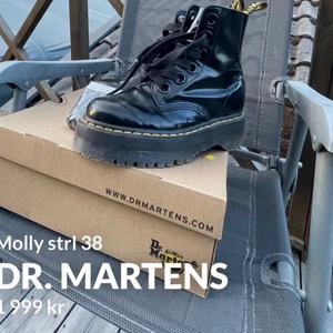 Dr Martens Molly - INTRESSEKOLL.  Dr. Martens Molly. Använda 4 gånger max! Så jag har inte ens hunnit gå in dom. Vill sälja dom eller byta mot Dr. Martens Sinclair i storlek 37/38.
