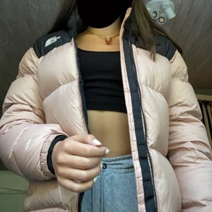 Rosa north face jacka - Funderar på att sälja min rosa north face jacka som är köpt här på Plick. Kom med bud från 1299 eller köp direkt för 1399