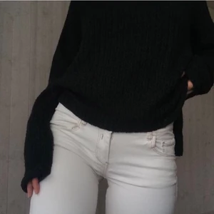 Pull&bear offwhite jeans - ”OffWhite” tight jeans med snygga detaljer i sömmen till skillnad från ”standard” vita jeans. Jag gillar dem här för att dem är lite tjockare jeansmaterial, att dem känns som ”riktiga jeans”. Lite lägre i midjan, sitter som en smäck på rumpan och runt låren. Snyggt att variera med vita jeans med mer ”unika” detaljer istället för standarden som man ser överallt.. Perfekt med en stickad oversized tröja, en kappa med feta stövlar 👢 och du har en grym october outfit👀