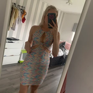 Färgglad klänning - Snygg klänning från Bershka som aldrig kommit till användning. Den är mycket färggladare i verkligheten och lagom i storleken men väldigt stetchigt tyg så skulle passa både en XS och M.
