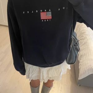 College tröja - College tröja med skitsnygg marinblå färg! Storlek ONESIZE men skulle säga en M/L i damstorlek🤗