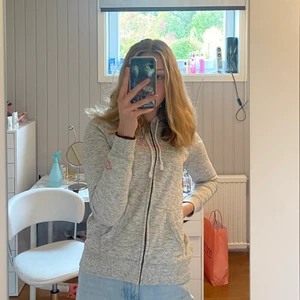 Hollister ziphoodie - Grå ziphoodie från hollister i bra skick! Använt några gånger. Köparen står för frakt🌟