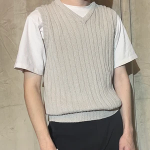 Beige stickad väst - Beige stickad väst. Superfin passform och skick. Jag är 182cm lång.