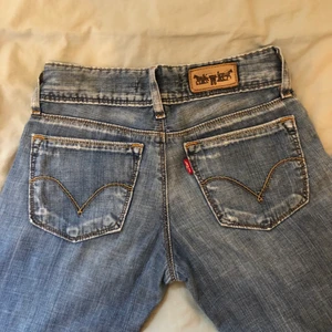 Lowaisted Levi’s jeans - Såååå fina lågmidjade och utsvängda jeans från levi’s. Tyvärr för små för mig. Frakt tillkommer, annars kan mötas i Stockholm🥰