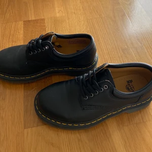dr martens 8053  - Låga kängor från dr martens i modell 8053. Använda ett fåtal gånger. I superbra skick!😊 Mötas eller frakt mot avgift