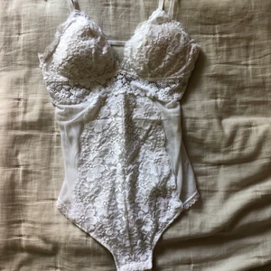 Vit spetsbody - Supersnygg spetsbody i vitt från H&M, använd kanske 1-2 gånger, funkar både som att ha som underkläder eller stylad med byxor och kavaj! I storlek S! 🥰