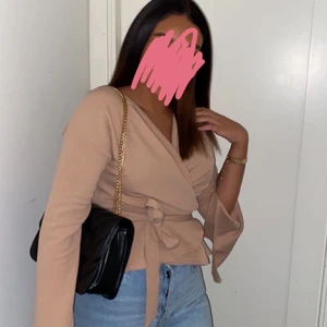 Ljus Rosa blus  - Jätte fin blus med knytning som ska va lite fint bara, slitsade armar och längre nertill 