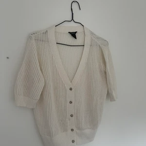 Kofta  - Jättefin kofta från Lindex i storlek L, men funkar också att ha om du har S-M då den blir mer ”oversized” 🌸 Använd enbart ett fåtal gånger och behöver därför ett nytt hem med chans för mer användning! 🥰 priset är inklusive frakt🥰