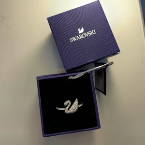 Swarovski Ring storlek 58💍 - Helt oanvänd Swarovski ring Iconic Swan i originalförpackning med alla taggar kvar. Skriv om du vill se fler bilder! Storlek 58, motsvarar ungefär M. Inköpspris 1.000 kr  💖