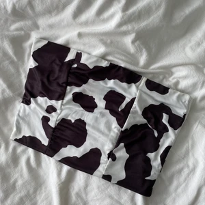 Komönstrad topp - Super söt komönstrad topp från prettylittlething💗 köpt för ca 2 år sedan men endast använd 2/3 gånger tyvärr. Säljer den då den har blivit lite förstor för mig. Har klippt bort lapparna men skulle säga att den är i storlek S. Skicka privat vid frågor eller intresse!💗