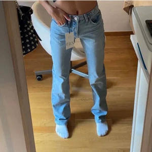 mid rise jeans 36 - säljer mina poppis mid rise jeans från zara imed att dem inte används! Dem är avklippta några cm oxå, kan starta budgivning ifall fler är intresserade!