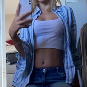 Randig skjorta - Intressekoll!! Är någon sugen på att köpa den här fina skjortan. Sällan använd. Passar mig o har xs- s 