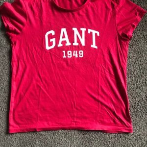 T-shirt - T-shirts, mörk rosa, gant, väldigt fint skick, inte använt ofta typ 5-10 gånger