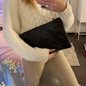 Väska - Clutch i ormskinnsimmitation från pieces 💕