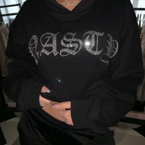 Hidden cult Hoodie - Svart huddie i M/L för att den ska bli lite oversized 