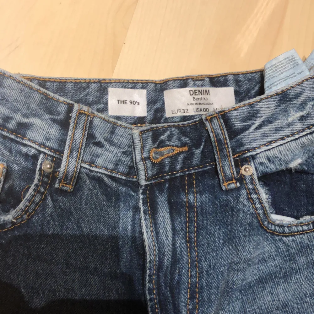 Relativt nya ripped jeans i storlek 32, säljer de på grund av att jag växt ur de. köptes för 360kr och säljer för 140kr+frakt Ser nästintill oanvända ut❤️skriv vid intresse❤️. Jeans & Byxor.