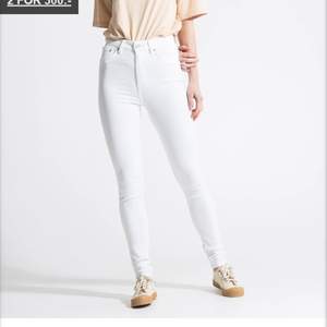 Säljer ett par vita jeans från Lager 157. Aldrig använda. Stl L. Nypris:200kr