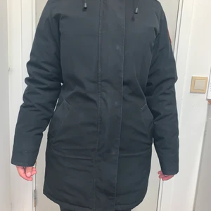 Canada goose  - Jag vill sälja min Canada Goose Victoria parka. Den är i fint skick, storlek S men passar även M. Kan gå ner i pris vid snabb affär.   Nypris ; 8599kr Säljer för ; 3800kr