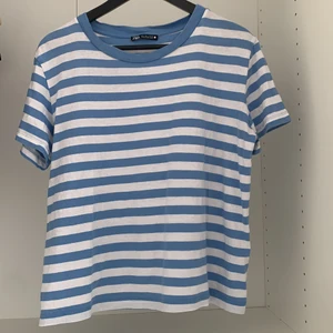 Randig tröja från zara 💙 - Världens finaste randiga tröja i blå och vit färg! Använd få tal gånger och är som i ny skick. 💙  Storlek L men skulle säga att den passar S-L beroende på hur man vill att den ska sitta.