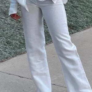 Linnebyxor XS A-DSGN  - Säljer dessa oanvända linnebyxor från Alice Stenlöfs klädmärke A-DSGN i storleken XS. Byxorna är i färgen Off White och modellen är långa i benen. Köparen står för frakt