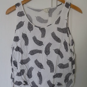 Linnen i strl M - Två linnen som aldrig använts. Båda i strl M. 20kr för båda. Betalning endast med Swish. Jag står inte för frakt eller postens slarv🥰