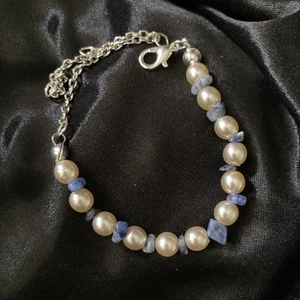 Pearl and stone bracelet 💙 - 🌈25kr  🌈dm us if you are interested 💕  🌈the beads, pearls and are all bought secondhand ❤️   🌈NOT REAL SILVER🤍   