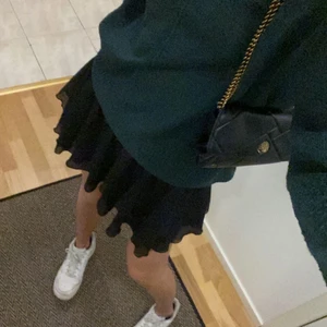 Grön stickad tröja - V-ringad stickad tröja perfekt till hösten. Köparen står för frakten. 