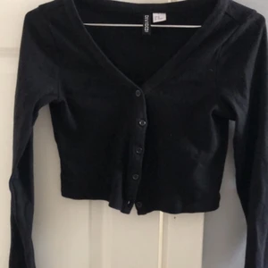 Tröja med knappar - Superfin kroppad tröja/ kofta med uppknäpp bara knappar. Köpt på h&m för länge sedan men aldrig kommit till användning. Jättefin nu till hösten! St. XS     Frakt ingår!