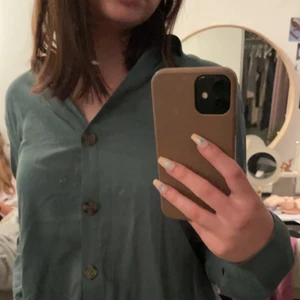 Grön skjorta  - Sjukt fin grön skjorta som jag köpte för några år sedan. Inte kommit till användning då den inte riktigt är min stil. Men sjukt bekväm och snygg. 