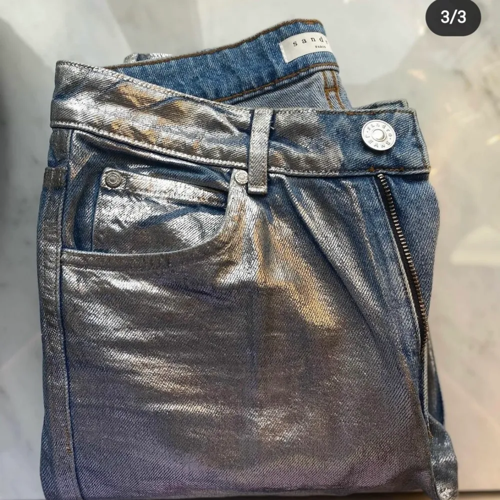 INTRESSEKOLL på dessa unika metallic jeans från sandro, slutsålda. Väldigt unika och snygga till allt!. Jeans & Byxor.