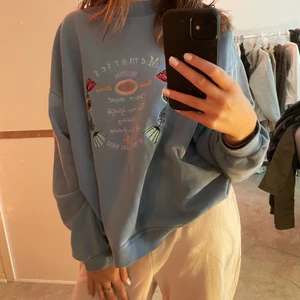 Ljusblå sweatshirt - Ljusblå sweatshirt i fint skick! Passar mig som brukar ha kläder i XS/S! Säljer då den inte kommit till användning på ett tag.