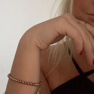 Svart topp - Ett plagg från zara som legat still i garderoben ett tag, väldigt fin upptill i storlek M men skulle kunna klassas även som S. Meddela för fler bilder, fraktpriset varierar beroande på vart plagget skickas 💓