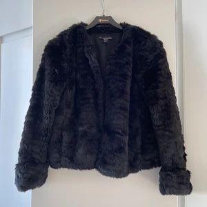 Jacka från zara Teddy  - Svart Teddy jacka från zara. Mysig och extremt bra kvalite. Pris kan diskuteras