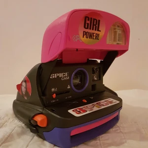 Polaroid Official Spice Girls Spice Cam - Polaroid-kamera, officiell collab med Spice Girls & typ den fetaste kameran du kan tänkas äga. Även bra inredningsdetalj, accessoar etc., fullt fungerande, säljes utan Polaroid-film.          8/10 skick. Spice Up Your Life!