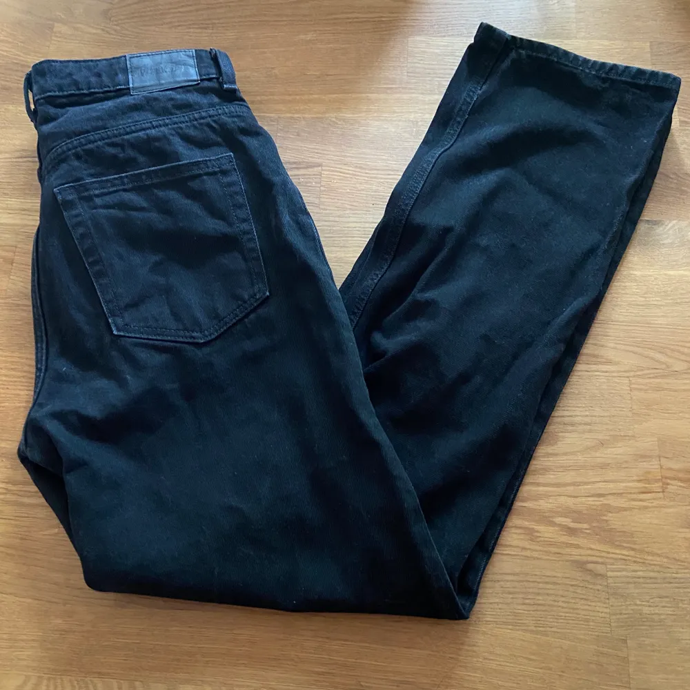 Säljer dessa fina weekday jeans då dem är för små för mig och bara tar plats i garderoben. Har själv aldrig använt dem. Skriv för mer info. Pris kan diskuteras!! (Köparen står för frakten). Jeans & Byxor.