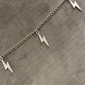 blixthalsband ⚡️ - Blixthalsband i bra kvalitet med 1 eller 3 blixtar! (Valfritt) ⚡️ 1 blixt - 59 kr ⚡️ 3 blixtar - 89 kr🤍  NICKELFRITT