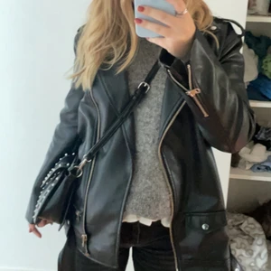 Skinnjacka stradivarius  - Superfin oversized skinnjacka från stradivarius i storlek S! Köpt för 500 i våras säljer för 300kr!💕 möts upp i Stockholm💕